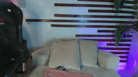 Snapshot of isamoon_ chatting on 04-27-26, 01:20 Isa online show from 04-27-26, 01:20