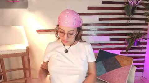 Snapshot of isamoon_ chatting on 07-18-26, 12:42 Isa online show from 07-18-26, 12:42