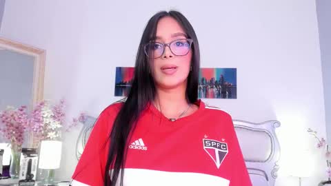 Snapshot of isasaenz_ chatting on 11-15-25, 06:15 Isa Saenz online show from 11-15-25, 06:15