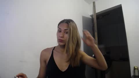 Snapshot of isaura_latina chatting on 01-12-26, 03:45 Idara Trovo online show from 01-12-26, 03:45