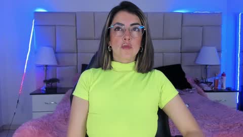 Snapshot of isis_loveyes_ chatting on 12-01-24, 05:57 Pauli online show from 12-01-24, 05:57