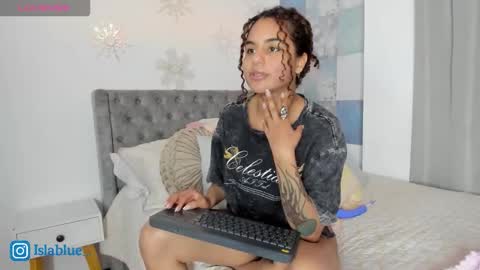 Isla Blue online show from 01-18-26, 03:21