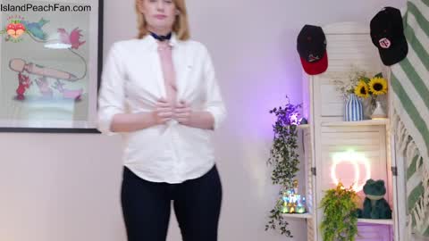Snapshot of island_peach chatting on 05-03-26, 02:12 Lou Peaches online show from 05-03-26, 02:12