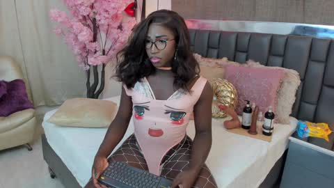 Snapshot of isseymz chatting on 01-05-25, 09:15 Iseey online show from 01-05-25, 09:15
