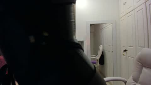 Snapshot of isseymz chatting on 01-28-25, 05:32 Iseey online show from 01-28-25, 05:32