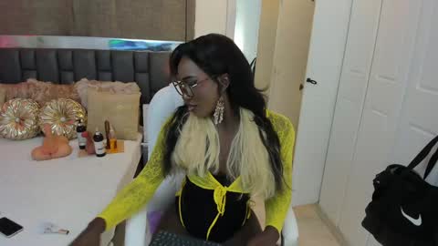 Snapshot of isseymz chatting on 02-06-25, 04:10 Iseey online show from 02-06-25, 04:10