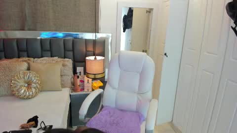 Snapshot of isseymz chatting on 02-10-25, 03:35 Iseey online show from 02-10-25, 03:35