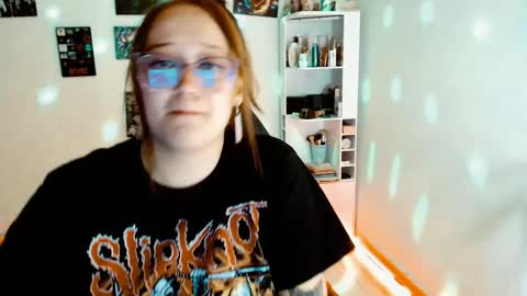 Yiz online show from 12-21-24, 04:09