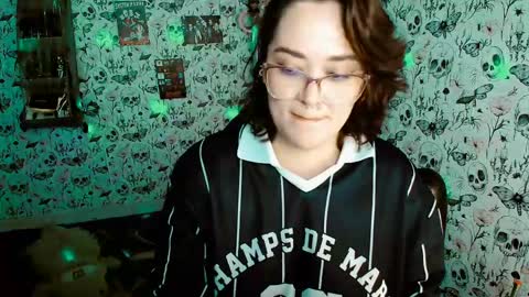 Snapshot of issis_demon chatting on 05-15-26, 11:12 Yiz online show from 05-15-26, 11:12