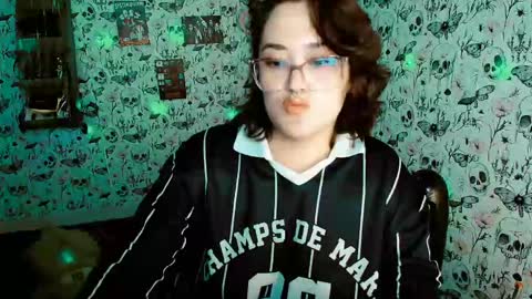 Snapshot of issis_demon chatting on 05-15-26, 11:34 Yiz online show from 05-15-26, 11:34