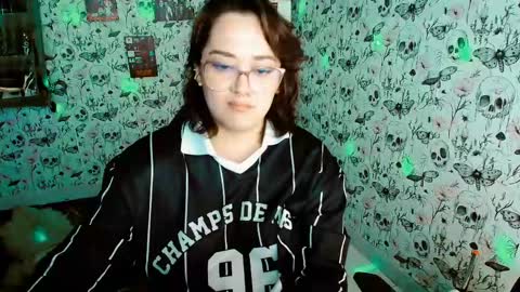 Snapshot of issis_demon chatting on 05-16-26, 12:07 Yiz online show from 05-16-26, 12:07