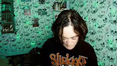 Snapshot of issis_demon chatting on 05-23-26, 04:29 Yiz online show from 05-23-26, 04:29