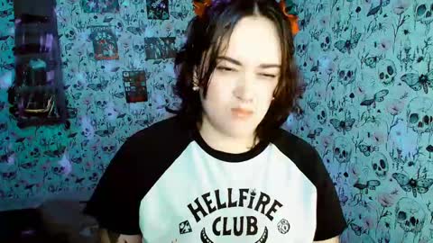 Snapshot of issis_demon chatting on 05-31-26, 03:26 Yiz online show from 05-31-26, 03:26