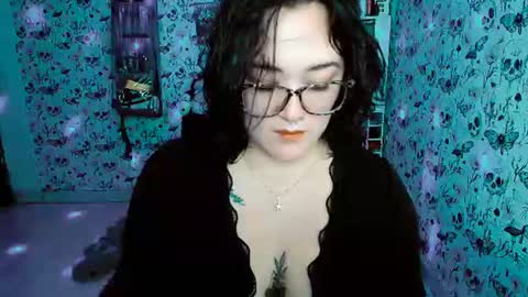 Snapshot of issis_demon chatting on 08-08-26, 04:58 Yiz online show from 08-08-26, 04:58