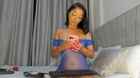 Snapshot of its_canella chatting on 06-29-26, 04:08 canella online show from 06-29-26, 04:08