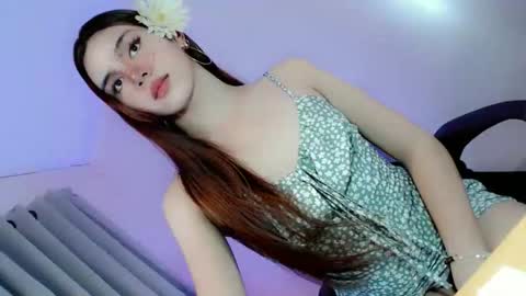 Snapshot of its_me_ezzie chatting on 10-24-25, 02:41 EZZIE online show from 10-24-25, 02:41