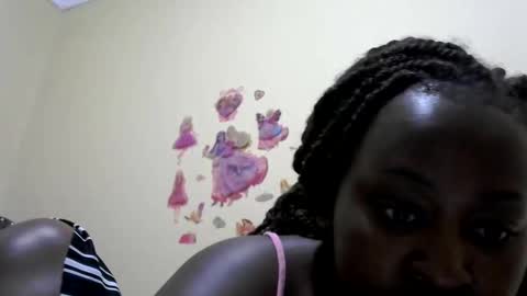 Snapshot of its_sweet chatting on 09-15-25, 01:00 BigAss horny online show from 09-15-25, 01:00