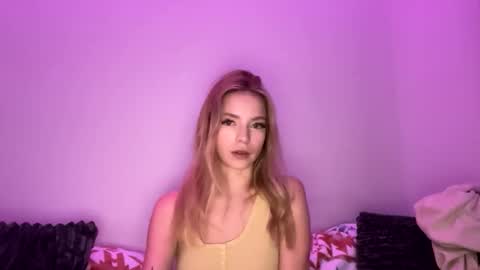 Snapshot of itsdanirose chatting on 05-19-26, 02:18 Danielle Rose online show from 05-19-26, 02:18