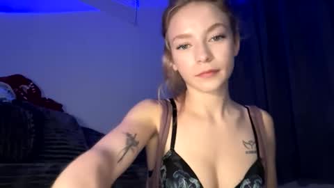 Snapshot of itsdanirose chatting on 05-22-26, 02:19 Danielle Rose online show from 05-22-26, 02:19