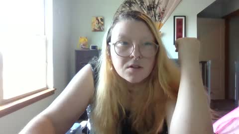 Snapshot of itsglitch222 chatting on 09-13-25, 09:14 Itsglitchh222 online show from 09-13-25, 09:14