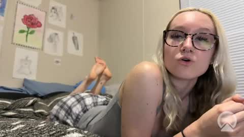 Snapshot of itshallie chatting on 07-24-26, 01:36 Hallie online show from 07-24-26, 01:36