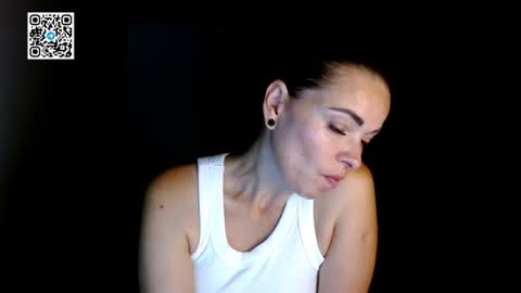 Snapshot of ivorymuse chatting on 06-12-26, 08:52 Lana online show from 06-12-26, 08:52