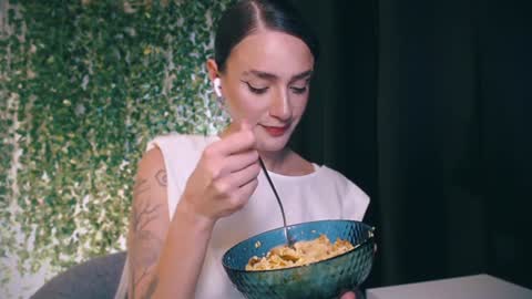 Snapshot of ivyjonson chatting on 01-16-25, 08:14 Miss Ivy online show from 01-16-25, 08:14