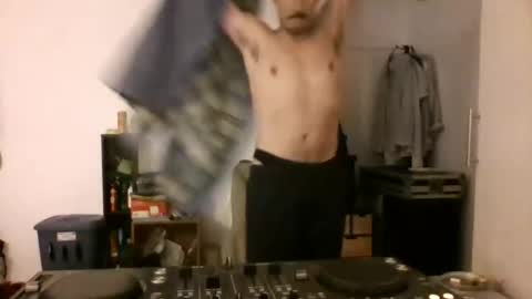 Snapshot of iyoperro chatting on 10-28-25, 01:53 Casandro online show from 10-28-25, 01:53