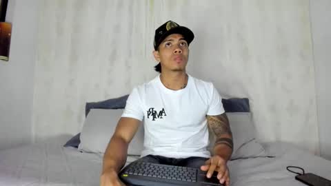 Snapshot of j_musiry chatting on 02-11-25, 11:32 i am juan musiry independent model online show from 02-11-25, 11:32