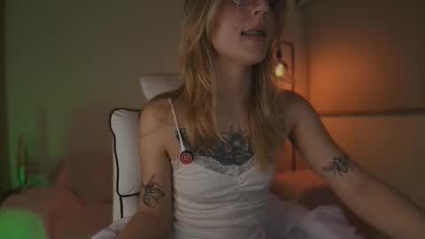 Linda Sofia help me get to 100 thumbs up online show from 09-15-25, 04:34