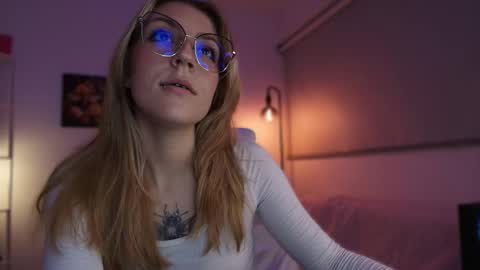 Linda Sofia help me get to 100 thumbs up online show from 11-10-25, 04:00