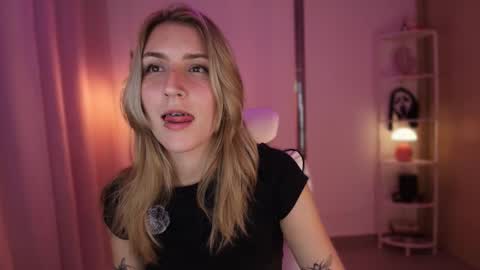 Linda Sofia help me get to 100 thumbs up online show from 12-03-25, 04:31