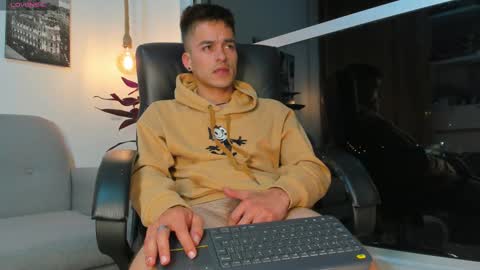 Snapshot of jacobstones_ chatting on 02-11-25, 08:05 JACOB STONES online show from 02-11-25, 08:05