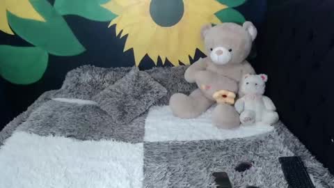 jade_scarlett1 online show from 02-19-25, 03:49