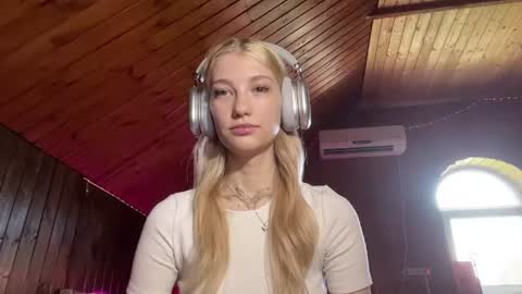 Snapshot of janicesivertsen chatting on 06-22-26, 08:33 Elsa online show from 06-22-26, 08:33