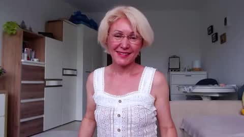 Snapshot of jasmin18v chatting on 05-22-26, 01:17 Jasmin room for people 40 online show from 05-22-26, 01:17