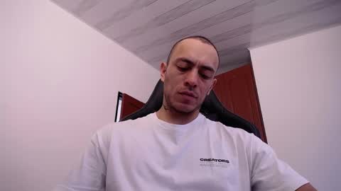 Snapshot of jasson_king01 chatting on 05-06-26, 01:49 JKing online show from 05-06-26, 01:49