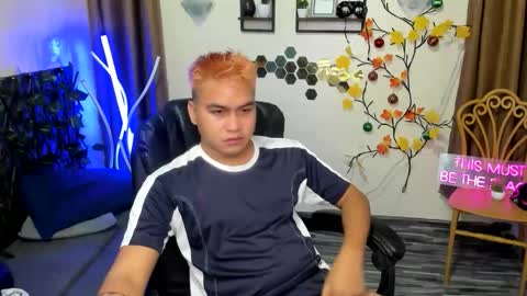 Snapshot of jay_hotcummer chatting on 12-18-25, 12:44 JL online show from 12-18-25, 12:44