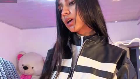 Jazmin  online show from 11-23-25, 11:43