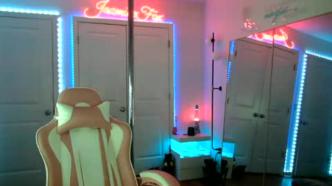 Snapshot of jazminefox chatting on 07-23-26, 07:56 Jazmine Fox online show from 07-23-26, 07:56