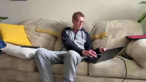 Snapshot of jcar57 chatting on 10-04-25, 03:32 Jon online show from 10-04-25, 03:32