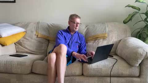 Snapshot of jcar57 chatting on 10-11-25, 10:36 Jon online show from 10-11-25, 10:36