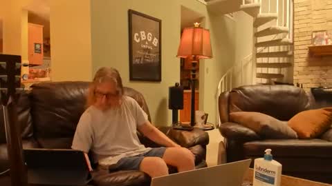 Snapshot of jdineuless chatting on 05-17-26, 06:26 JDinEuless online show from 05-17-26, 06:26