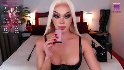Snapshot of jenifers_body chatting on 06-12-26, 11:09 Queen Jenifer online show from 06-12-26, 11:09