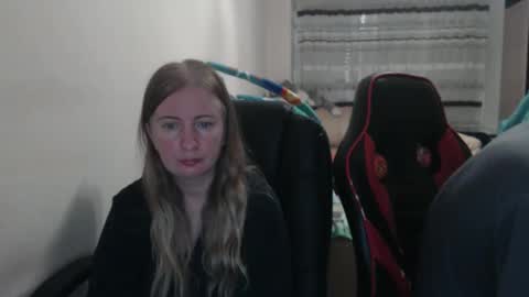 Snapshot of jenisandpeter chatting on 09-20-25, 07:59 JenisAndPeter online show from 09-20-25, 07:59