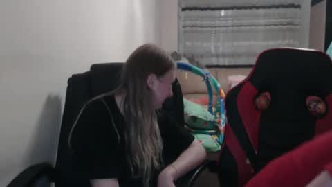 Snapshot of jenisandpeter chatting on 09-25-25, 07:28 JenisAndPeter online show from 09-25-25, 07:28