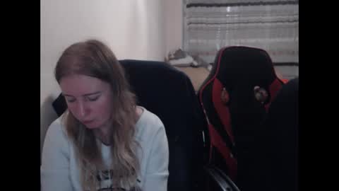 Snapshot of jenisandpeter chatting on 10-04-25, 07:12 JenisAndPeter online show from 10-04-25, 07:12