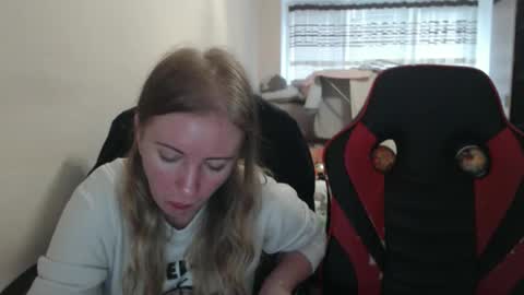 Snapshot of jenisandpeter chatting on 10-07-25, 06:10 JenisAndPeter online show from 10-07-25, 06:10