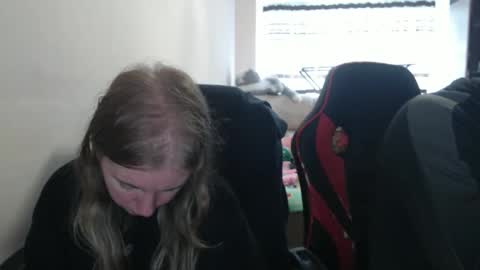 Snapshot of jenisandpeter chatting on 10-11-25, 08:02 JenisAndPeter online show from 10-11-25, 08:02