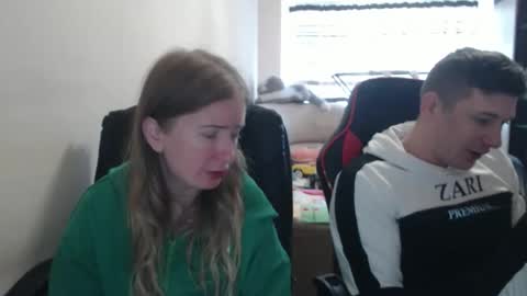 Snapshot of jenisandpeter chatting on 10-17-25, 07:33 JenisAndPeter online show from 10-17-25, 07:33